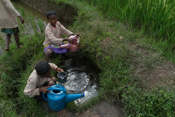Ambalamanenjana PS - Children Collecting Water (2).jpg